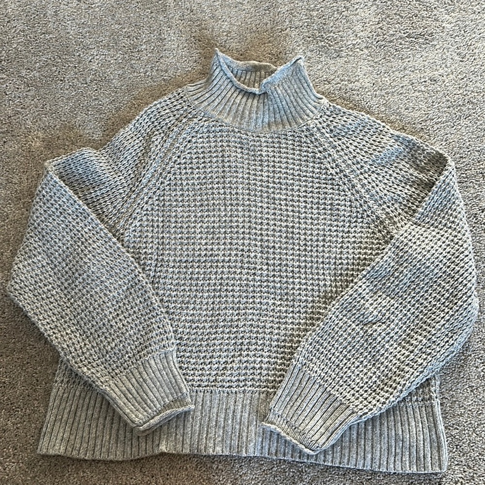 American eagle. Medium. Turtle neck sweater. Great condition. Rarely worn.